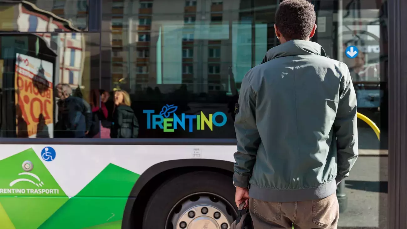 persona di spalle fermata dell'autobus
