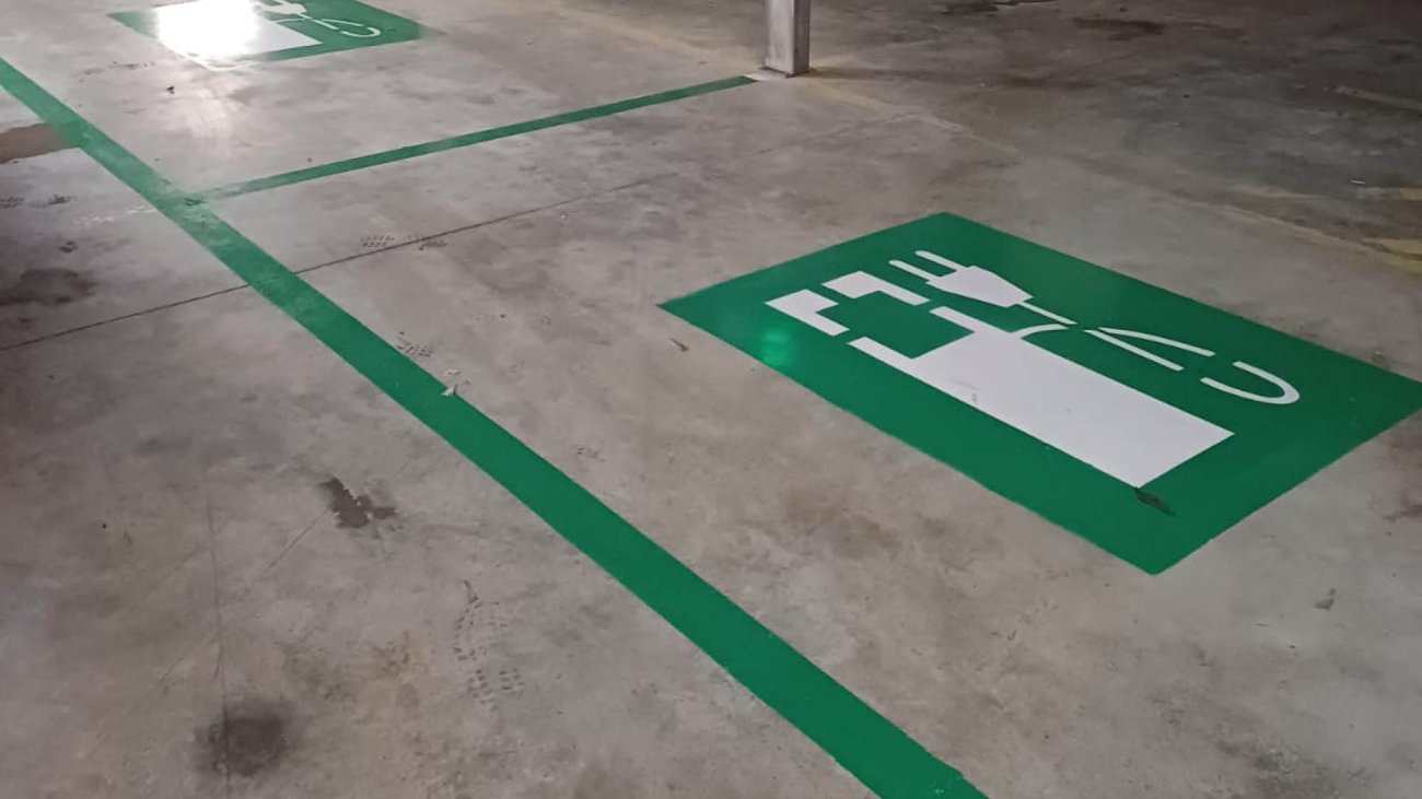 pavimento di un garage, pittogramma colonnina ricarica elettrica auto