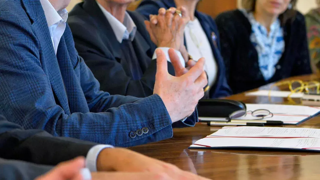 foto di dettaglio persone attorno ad un tavolo