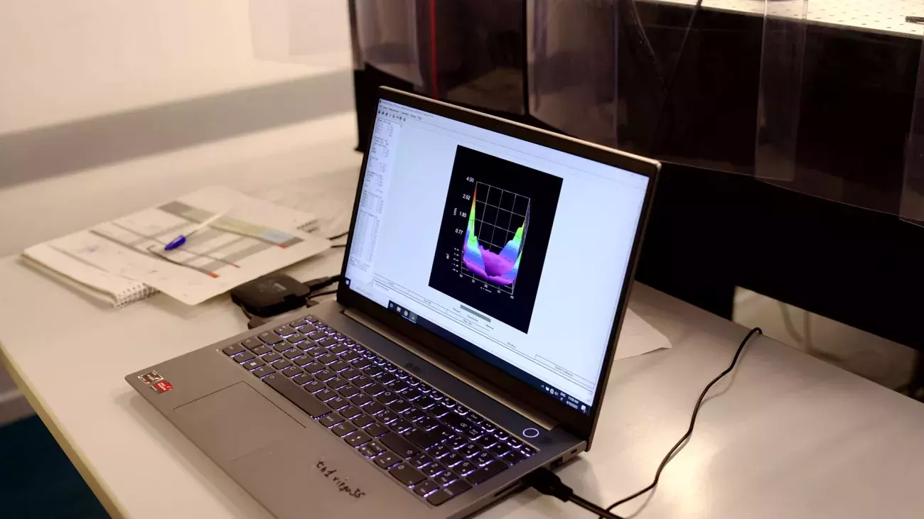 pc portatile con grafico, documenti su scrivania