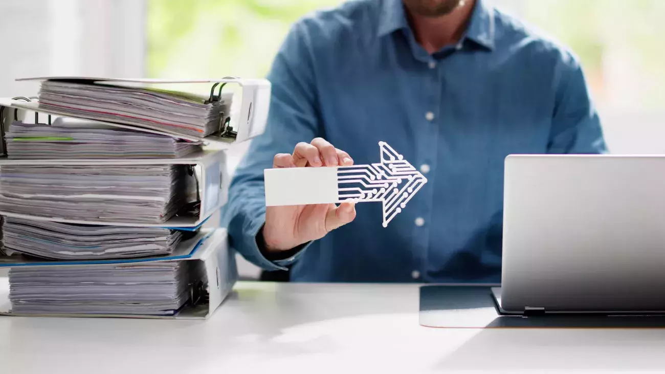 faldoni, persona con una forma di una freccia in mano, laptop