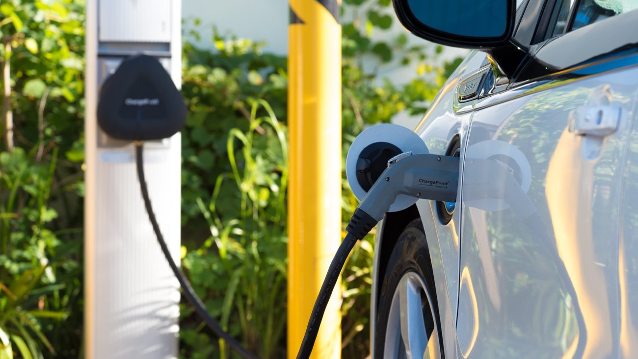 auto elettrica in carica