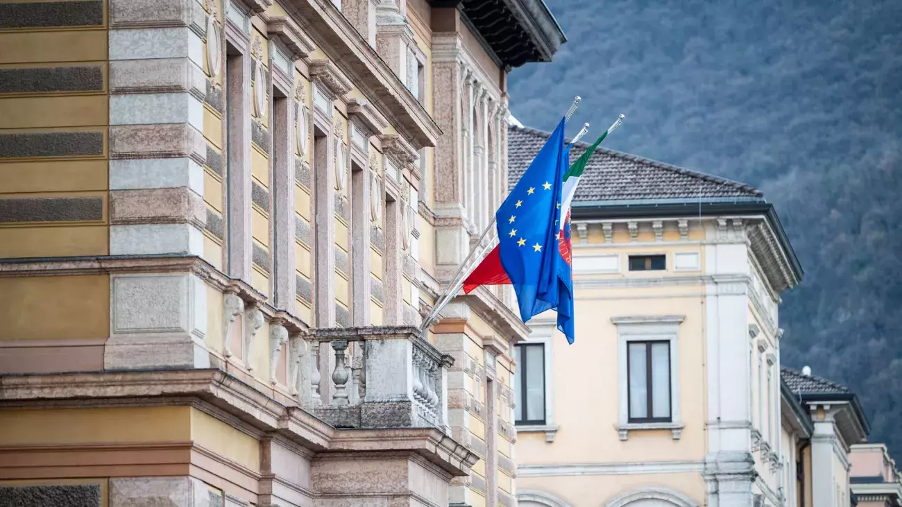 Bandiera dell'Europa issata su balcone Palazzo di Sociologia