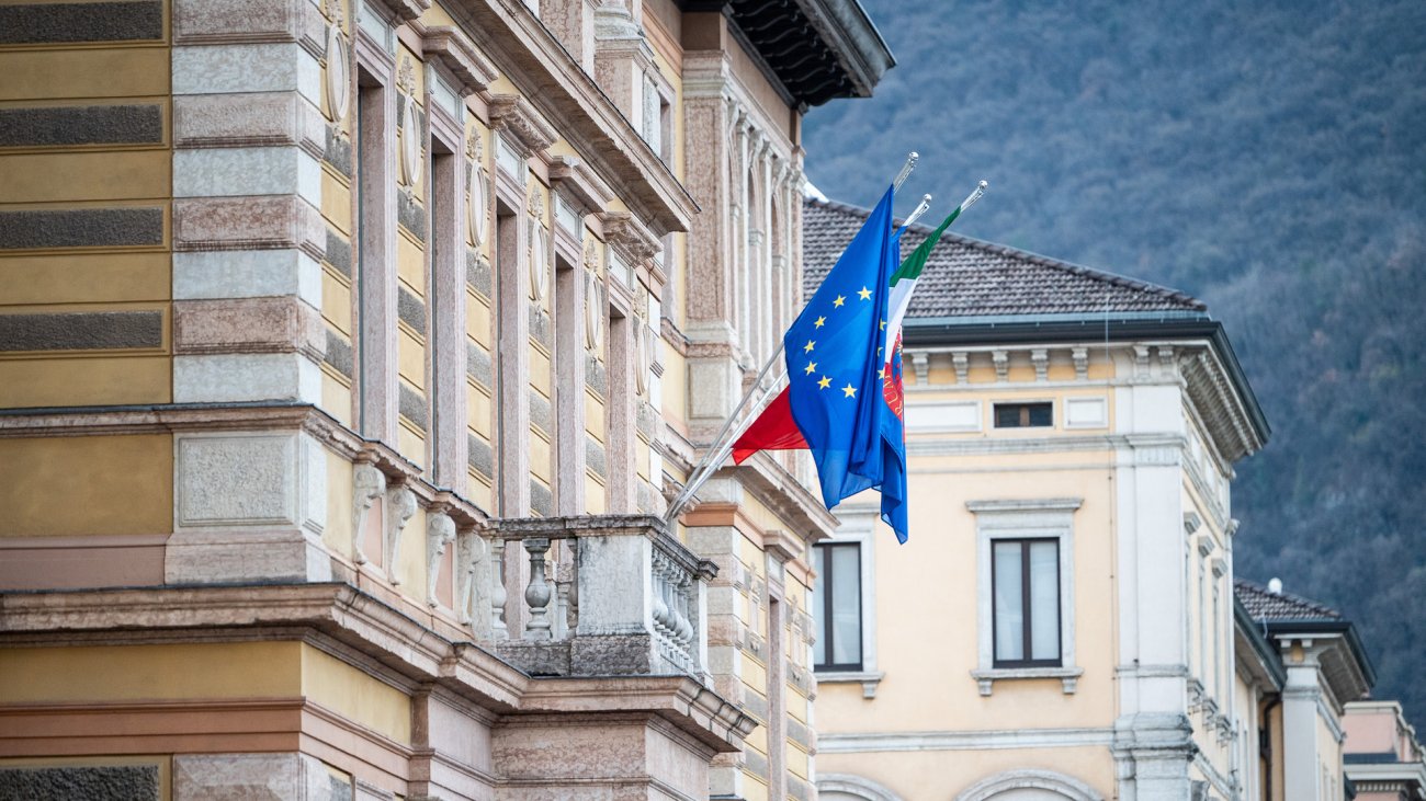 Bandiera dell'Europa issata su balcone Palazzo di Sociologia