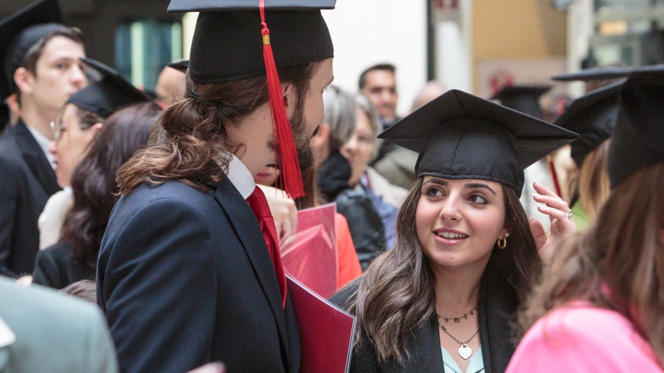 volti di laureati con cappello