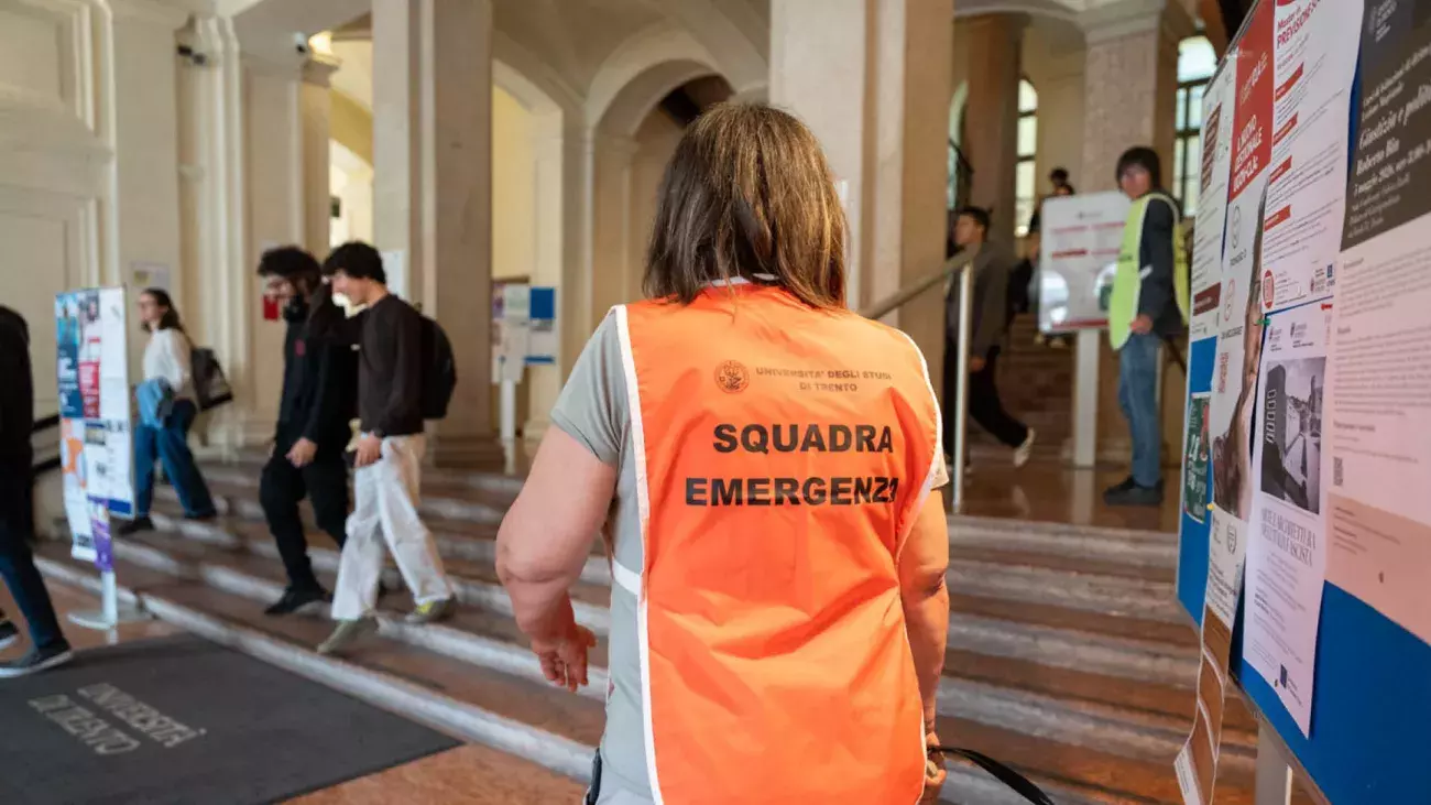 Prove di evacuazione al Palazzo di Sociologia dell'Università di Trento che hanno coinvolto comunità studentesca, docenti e personale tecnico-amministrativo.