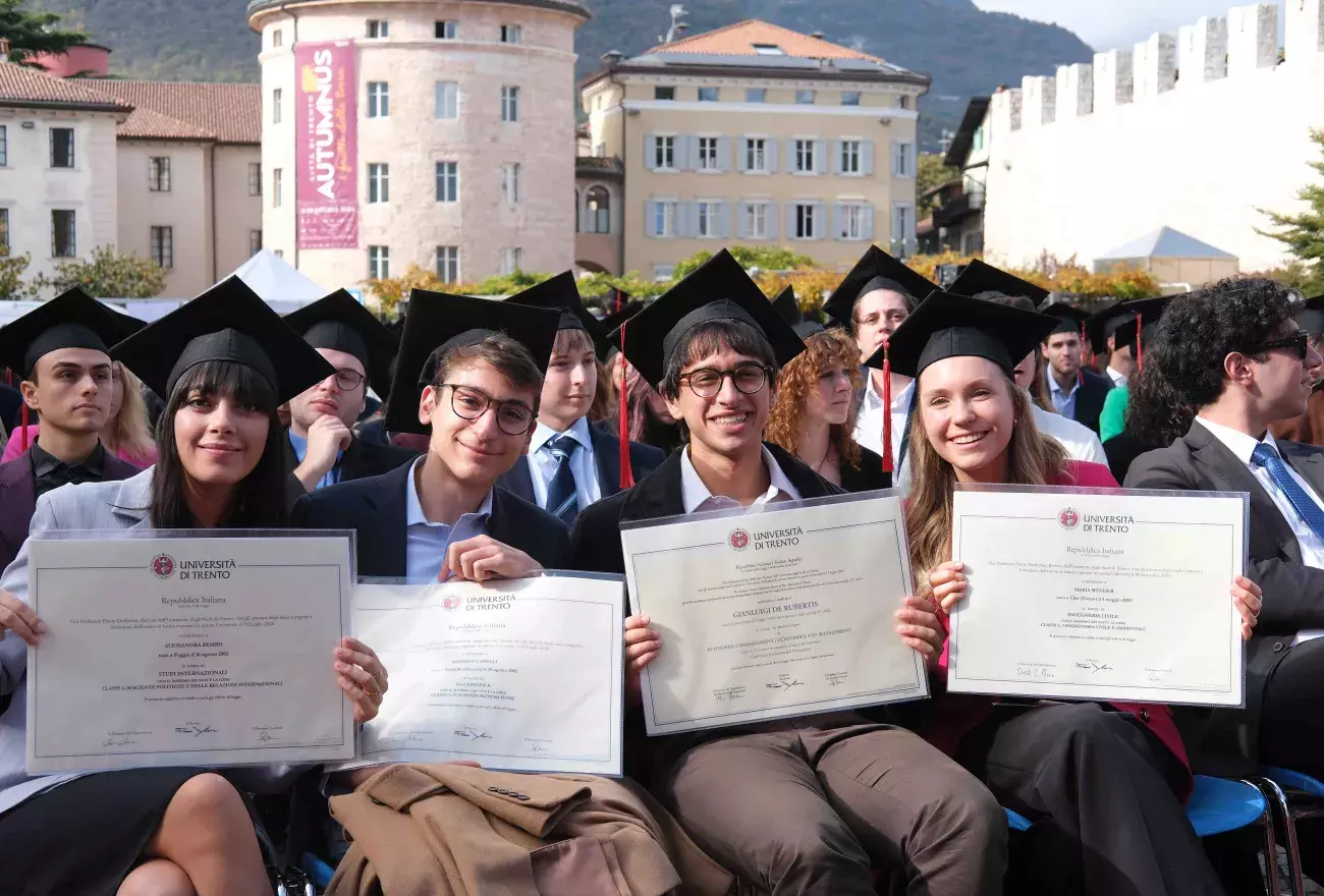 Studentesse e studenti alla cerimonia di laurea di ottobre 2024 ©UniTrento - Ph. Federico Nardelli