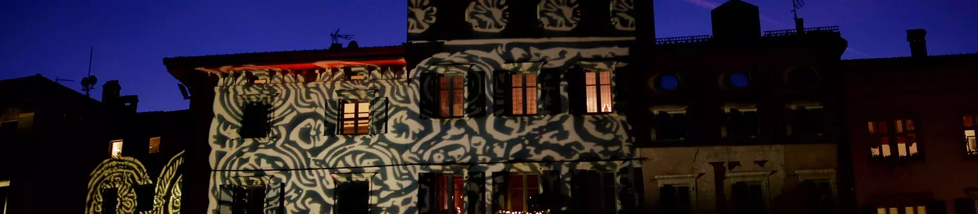 palazzi con proiezioni luminose