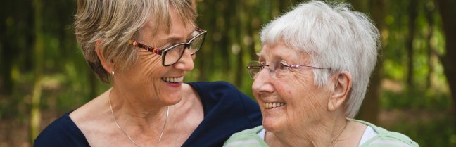 Foto di due donne mature che si abbracciano, di differenti età
