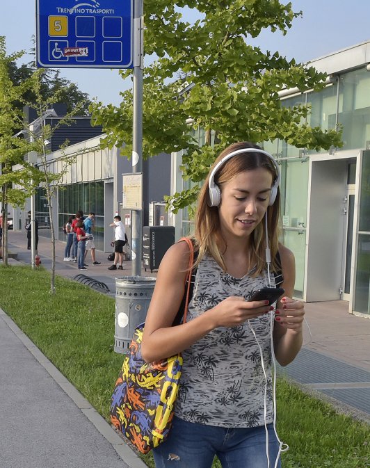 ragazza alla fermata dell'autobus