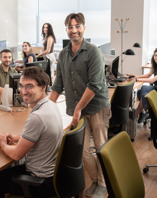 Toma Tebaldi e Emma Busarello con il gruppo di ricerca al Dipartimento CIbio ©UniTrento ph. Marco Parisi