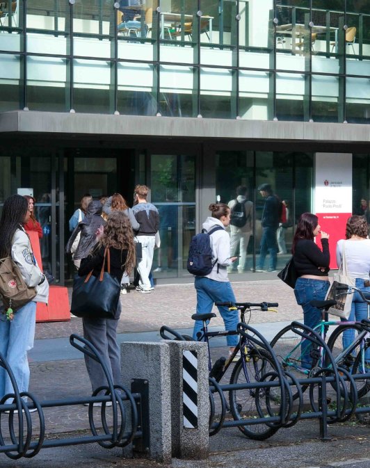 studenti davanti a Palazzo Prodi