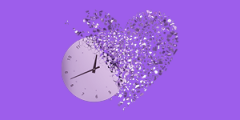 il quadrante di un orologio tondo con in sovrapposizione un cuore frammentato, su sfondo color lilla
